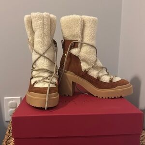 NWT Valentino Garavani Fur Boots Size 38.5